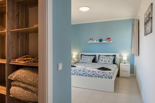 een kleine slaapkamer met een bed en een kast bij Tyler's House Ocean View in Costa Teguise