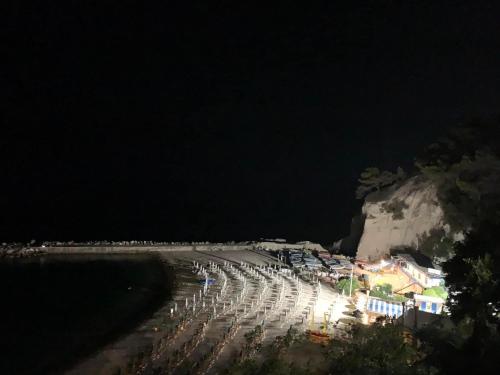シローロにあるAgriturismo Sentiero delle Fiabeの夜の浜辺の傘