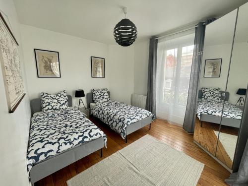 1 dormitorio con 2 camas y ventana en Le Parisien Choisy, 15 min de Paris en RER C, Proximité Orly, en Choisy-le-Roi