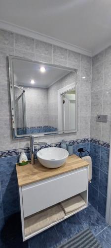 y baño con lavabo y espejo. en Zuvillaga 14 en Oviedo