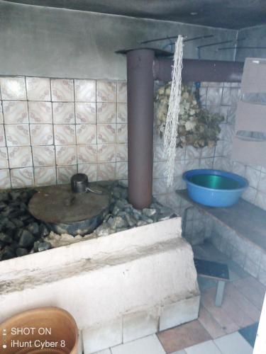 - un poêle en pierre dans la cuisine avec un bol dans l'établissement Casa Pescarilor, à Tulcea