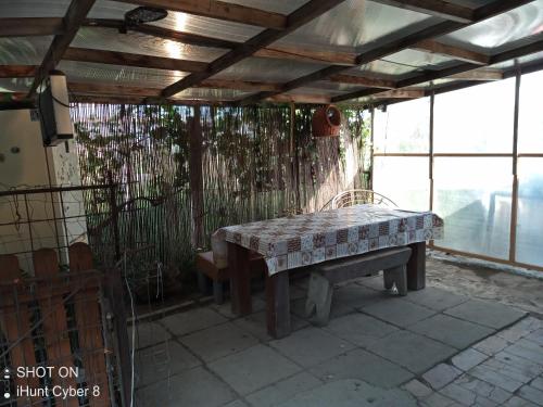 une table et un banc sur une terrasse dans l'établissement Casa Pescarilor, à Tulcea