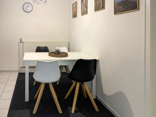a table and two chairs in a room at Ferienwohnung Hitzacker/Elbe in Hitzacker