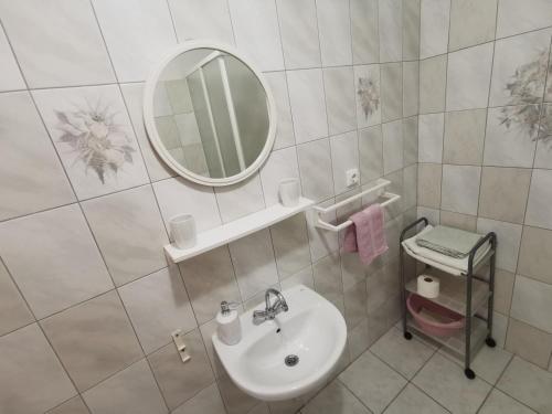 Baño blanco con lavabo y espejo en WHITE HOUSE Supetar-Brač, en Supetar