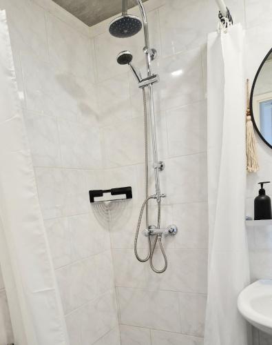 a bathroom with a shower with a shower curtain at Steef's vakantiehuis zuid limburg in Simpelveld