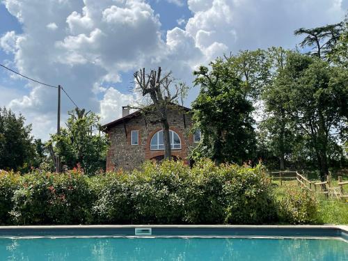 Una casa de ladrillo con un árbol encima. en Relais DAIA, 