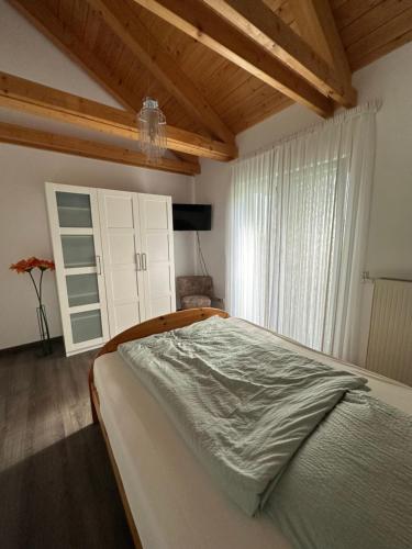 Een bed of bedden in een kamer bij Wiehler- Ferienwohnung