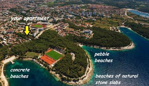 een luchtzicht op een eiland in het water bij VILLA VALKANE PET FRIENDLY 150m FROM THE STUNNING VALKANE BEACH, City indoor pools-fitness and City mall in Pula