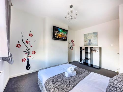 Un dormitorio con una cama con una toalla. en Luxury and lovely Cosy well equipped home with Free Parking and Free Fast WiFi en Morley