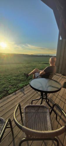 dos mujeres sentadas en una cubierta viendo la puesta de sol en Stuga utanför Skövde 1, en Skövde