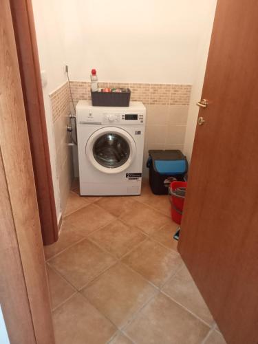 a washer and dryer in a small room at Casa Vacanze Il Mirto Bianco in Olmedo