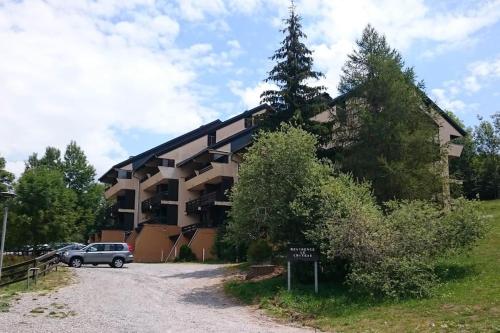 a building with a car parked in front of it at Belle vue au château d'Ancelle in Ancelle