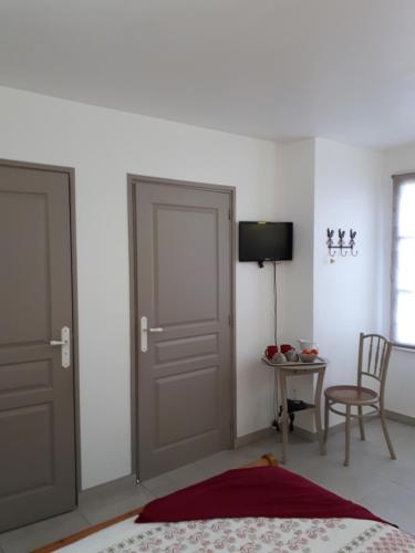 - une chambre avec une porte et une table avec une chaise dans l'établissement chez Zabou, à Sainte-Suzanne
