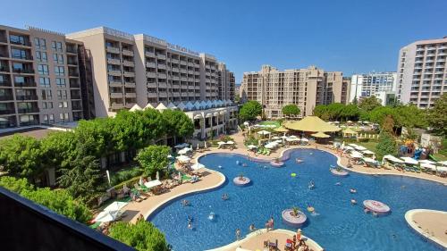 una vista aérea de una piscina en un complejo en Royal Beach Private Apartments, en Sunny Beach