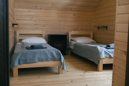 Zimmer mit 2 Betten in einer Holzhütte in der Unterkunft Бриндуш in Tatariw