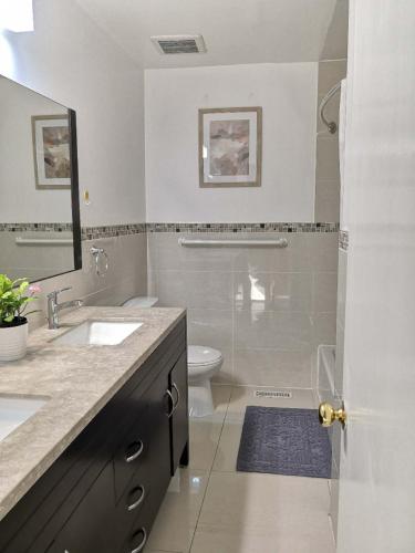 トロントにあるspacious and bright houseのシャワー、洗面台、トイレ付きのバスルーム