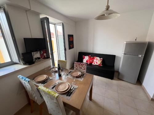 a dining room with a table and a couch at Apartamento Familia Silva in Nazaré