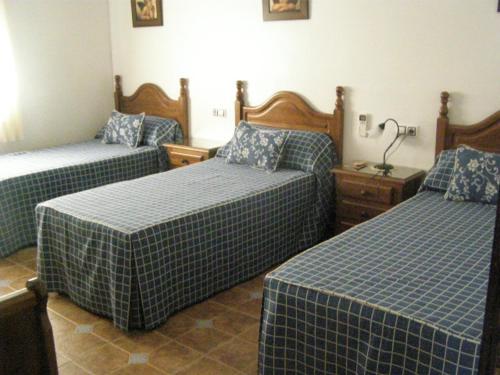 - une chambre dotée de 2 lits avec des draps bleus dans l'établissement Casa Rural el Pinar en Posadas Córdoba, à Posadas