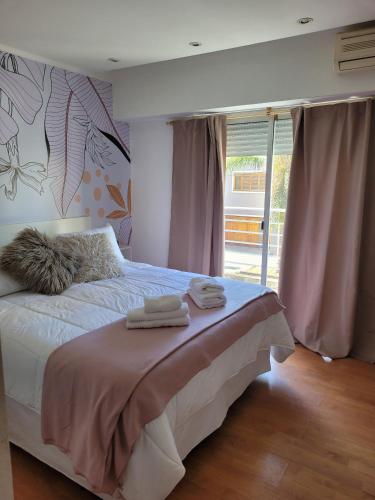 - une chambre avec un lit et 2 serviettes dans l'établissement Departamentos Ines 2, à Junín