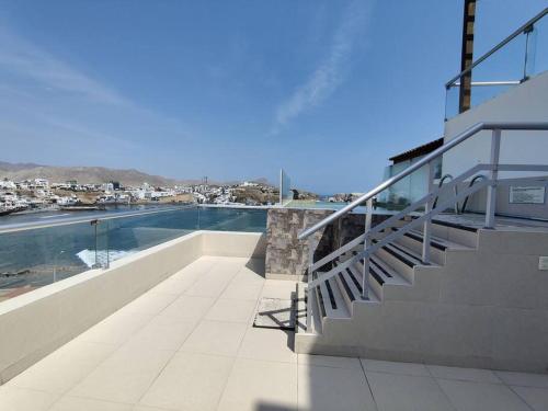 una escalera en un edificio con vistas al agua en Excelente departamento frente al mar., en San Bartolo