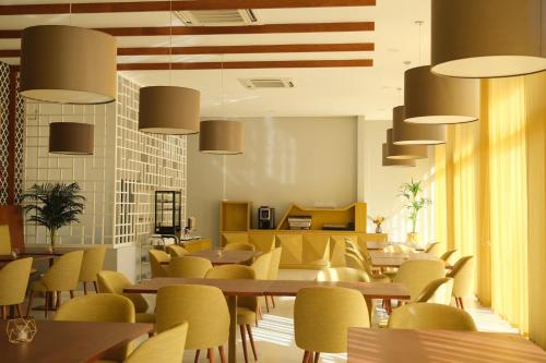 un ristorante con tavoli e sedie e una bandiera americana sul muro di Hotel Pedras Salgadas a Pedras Salgadas