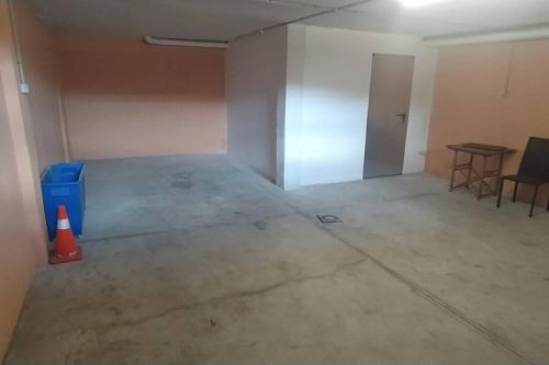 un garage vide avec une salle dotée d'une table et de chaises dans l'établissement Casa en Málaga, à Malaga