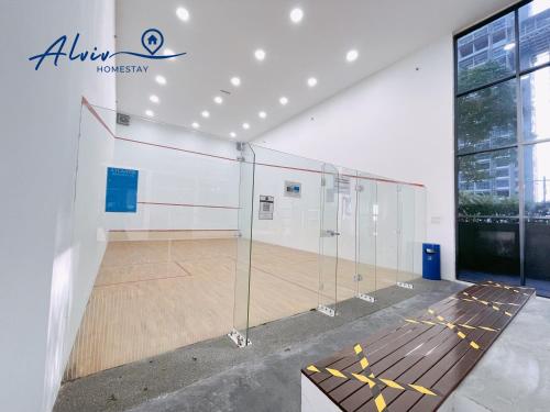 einen Fitnessraum mit einem Basketballplatz in einem Gebäude in der Unterkunft Atlantis Melaka I 5-11pax I 5min JonkerSt By Alviv Management in Malakka