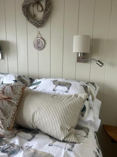 Postel nebo postele na pokoji v ubytování Cotswold shepherd hut with hot tub and sauna Dog friendly