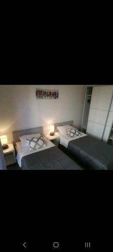 2 camas en una habitación con 2 luces encendidas en Jasna, en Stari Grad