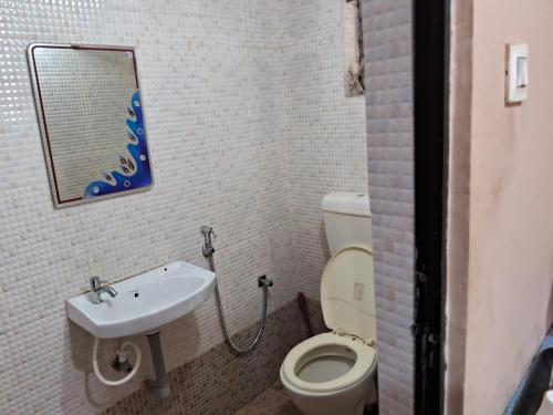 un piccolo bagno con servizi igienici e lavandino di Safe Home Stay a Cansaulim