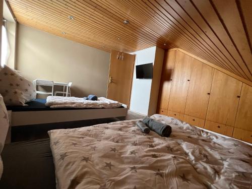 1 dormitorio con 1 cama grande y techo de madera en M & B Home, en Núremberg