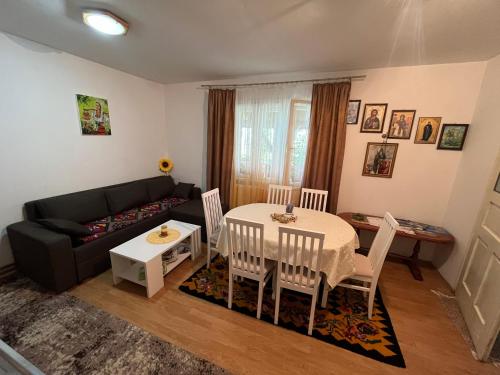 sala de estar con mesa y sofá en Seosko domacinstvo Lelic Ristivojevic, en Valjevo