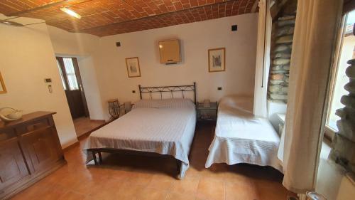 a bedroom with two beds in a room at B&B Isabella camera "Carla" in Monastero Bormida