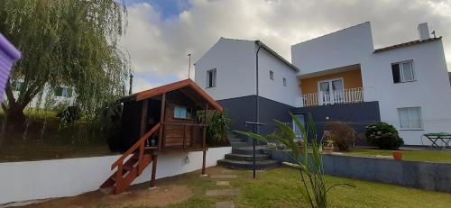 a view of a house from the yard at Casinha do Chorão in Ribeirinha
