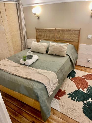 une chambre avec un lit avec deux serviettes dessus dans l'établissement Spacious Loft, Duplex, Old Town, 3 bedrooms - EASY CHECK-IN, à Nice