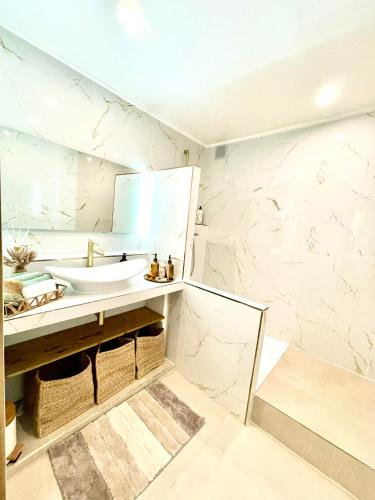 une salle de bain avec un lavabo et un miroir dans l'établissement Spacious Loft, Duplex, Old Town, 3 bedrooms - EASY CHECK-IN, à Nice