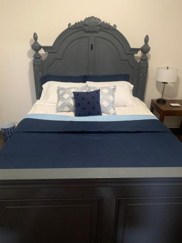 En eller flere senge i et værelse på Relaxing Retreat