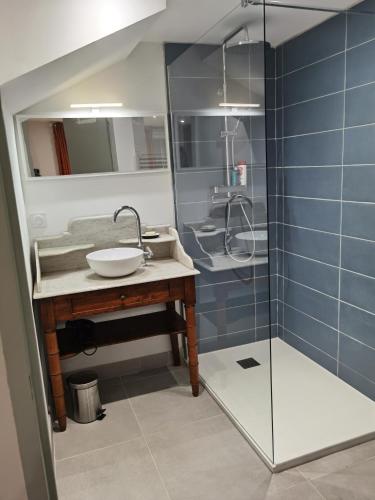 une salle de bain avec un lavabo et une douche dans l'établissement La maison margalaise, à Margaux
