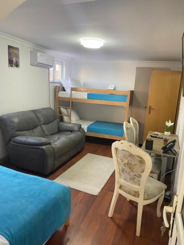 Ein Sitzbereich in der Unterkunft Hotel City Rooms Prishtina