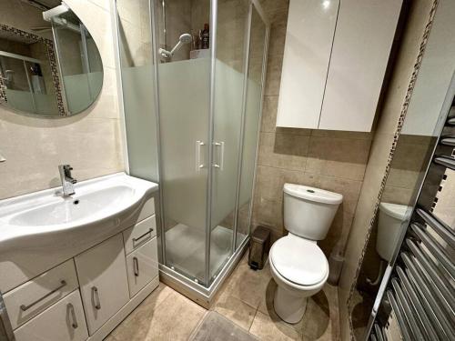 Kylpyhuone majoituspaikassa Dallas House - Easy links to LHR and London
