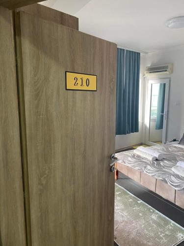 Ein Bett oder Betten in einem Zimmer der Unterkunft Hotel City Rooms Prishtina