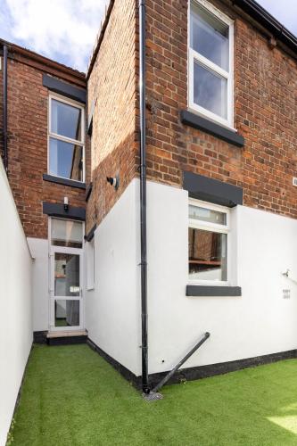 Modern & Stylish Home at the corner of famous Penny Lane in Liverpool photo 64