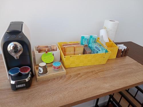 una mesa de madera con un procesador de alimentos y otros artículos en ella en Saphir b&b, en Nardò