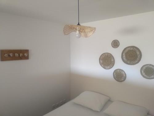 a room with coins on the wall and a ceiling at Studio secteur pic Saint Loup in Combaillaux