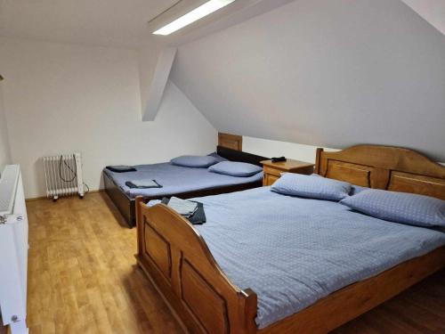 1 dormitorio con 2 camas y almohadas azules en Cabana Muntelui en Cluj-Napoca