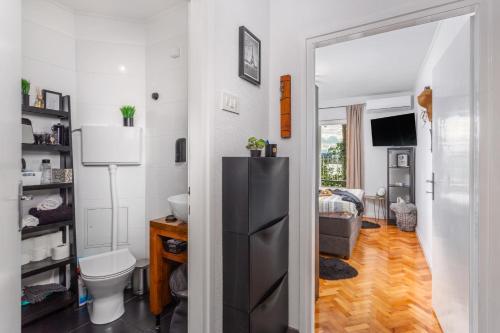 Habitación con baño con nevera negra. en Apartment Carovo7, en Kraljevica