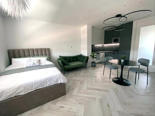 1 dormitorio con cama, mesa y sofá en Domek en Koprivnica