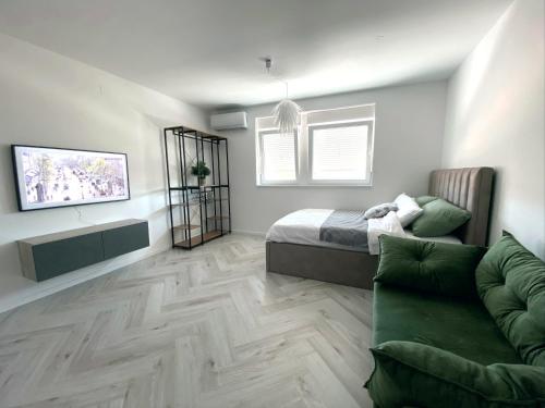 1 dormitorio con 1 cama y 1 sofá en Domek, en Koprivnica