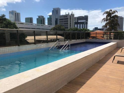 una piscina en la azotea de un edificio en Flat Versatti - Próximo Real Hospital Port e Pólo Médico Ilha do Leite, en Recife
