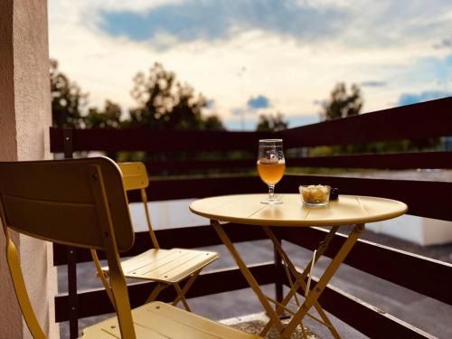 - un verre de vin assis sur une table sur un balcon dans l'établissement Le Studio Bleu*10' centre*Parking*Balcon, à Colmar
